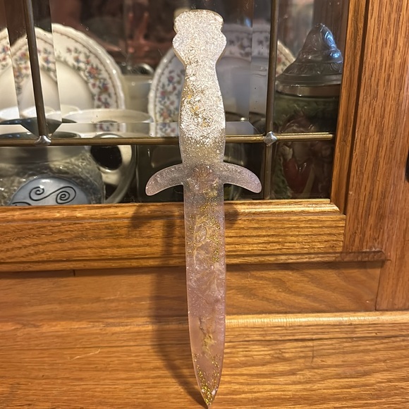Pink clover and lichen resin dagger wall hanging - Picture 12 of 12